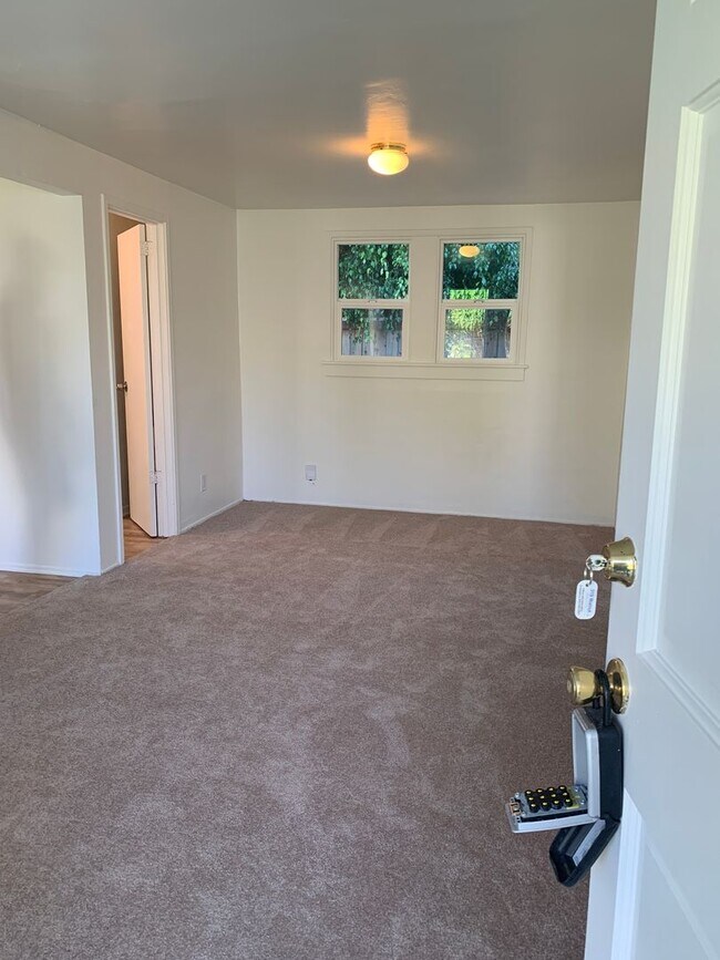 Building Photo - 2 Weeks FREE RENT! 1+1 Craftsman Cottage a...