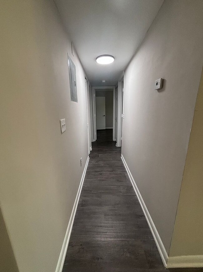 Building Photo - Great Location!