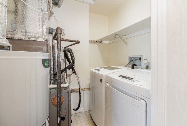 Building Photo - 6280 Spring Knoll Dr