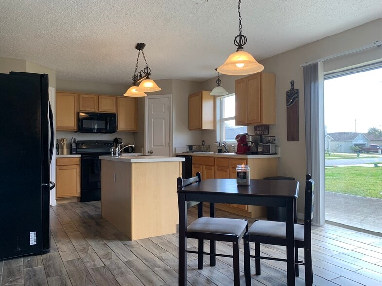 Kitchen - 422 Fairfield Dr