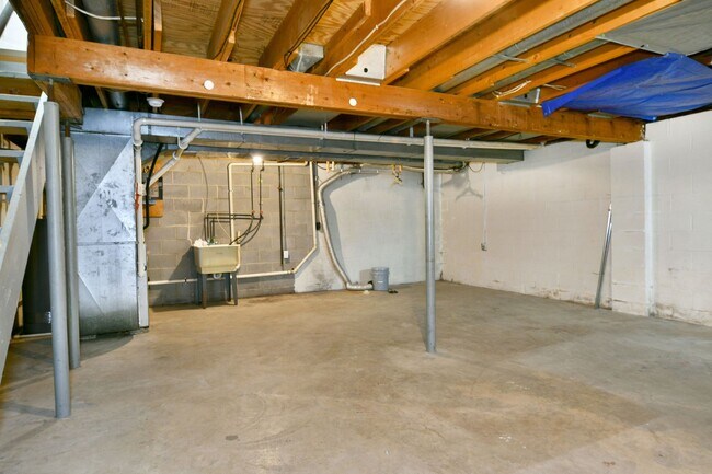 Building Photo - 460-462-462 Fowler St