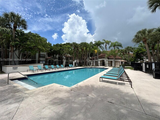 Building Photo - 620 S Park Rd