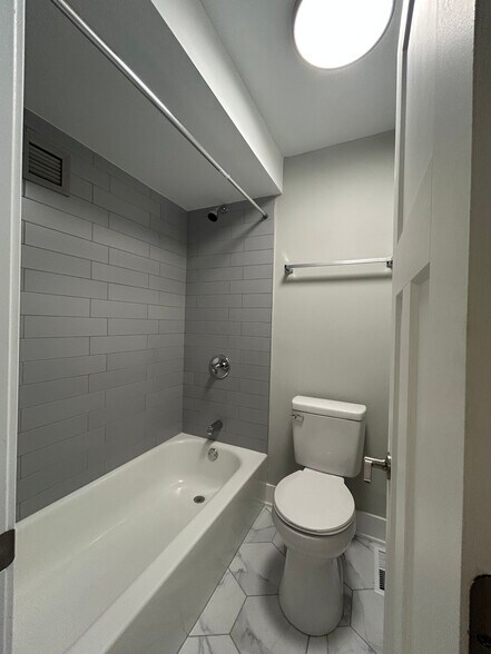 Building Photo - 1214 N La Salle Dr