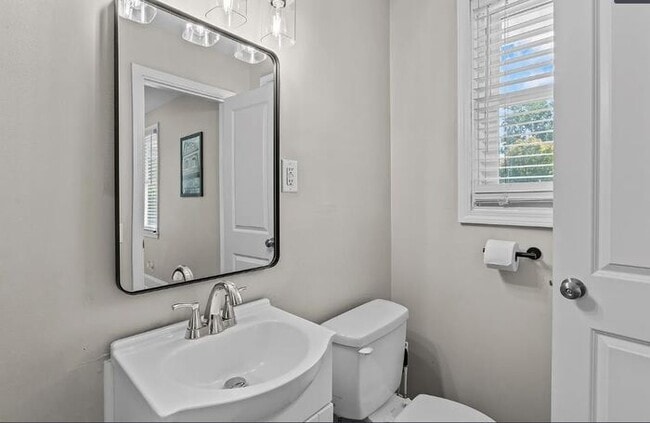 Building Photo - Furnished Mid Term Rental