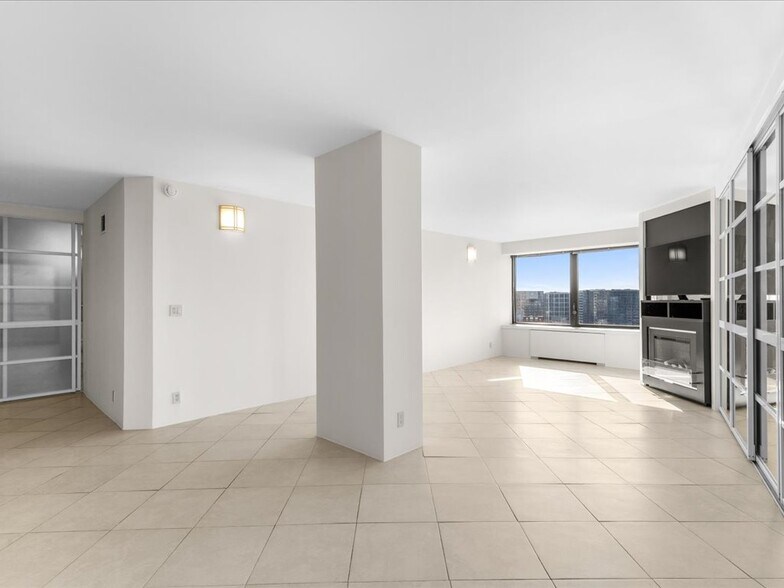 livingroom - 65 E India Row