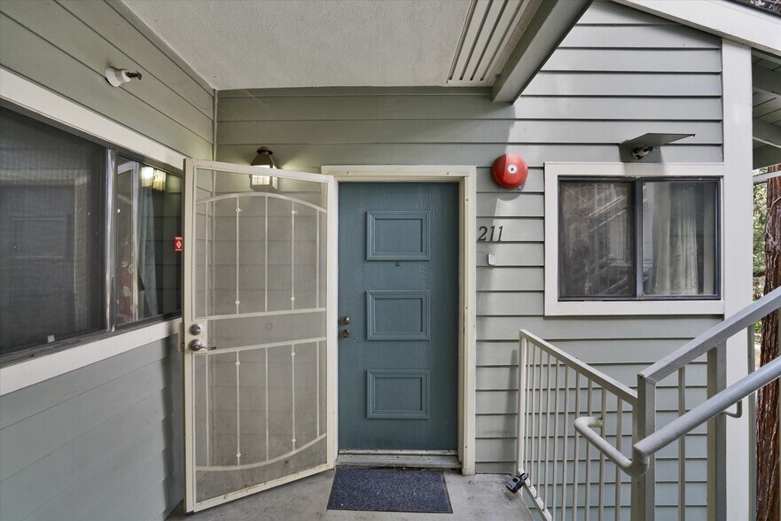 Building Photo - 3402 Pinewood Terrace