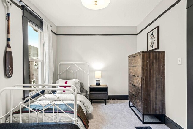 Building Photo - 3820 SE Belmont St