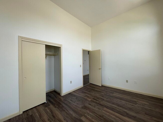 Building Photo - 521 Pine St