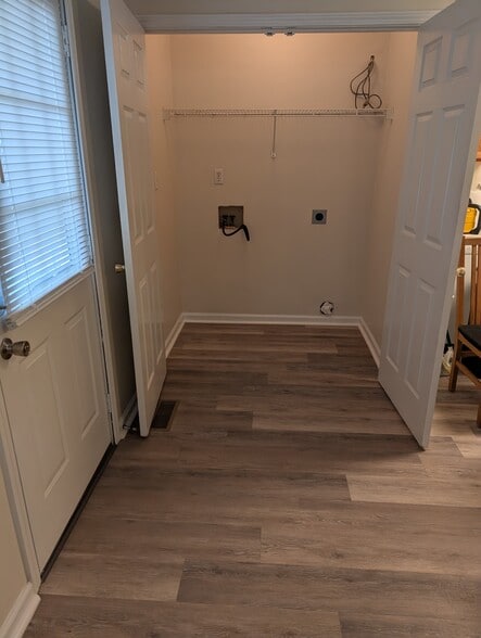 Washer/Dryer closet - 138 Crestview Dr