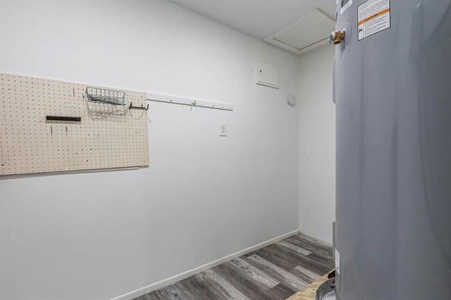 Building Photo - 883 Commodore Dr