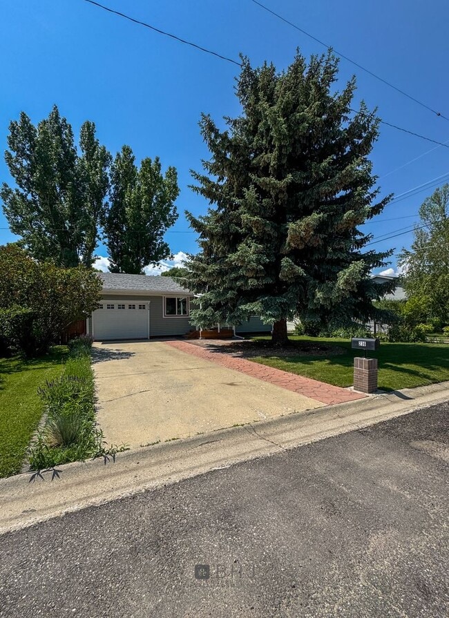 Building Photo - NEWLY UPDATED 2 BED/ 1 BATH SINGLE FAMILY ...