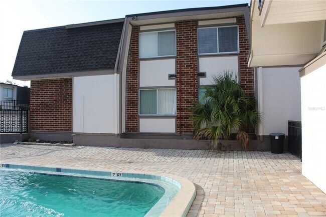 Building Photo - 1700 SW 16th Ct