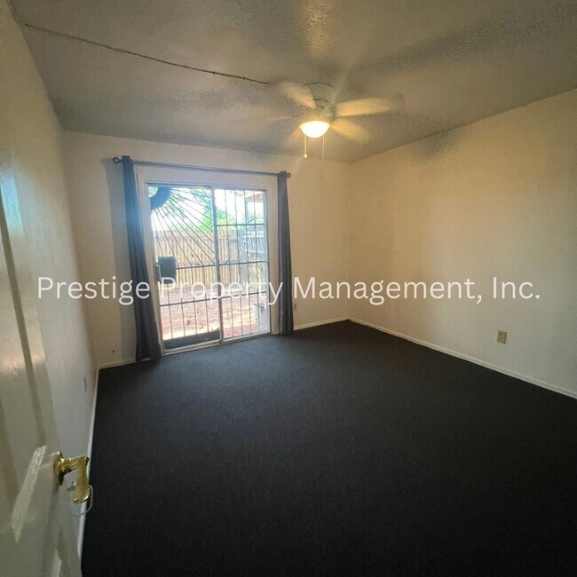 Building Photo - !!Charming Townhome With Fenced Yard!!