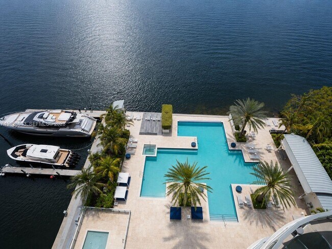 Building Photo - 17111 Biscayne Blvd