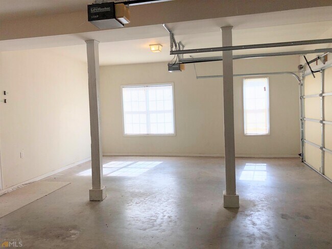 Building Photo - 133 Whisperwood Ln
