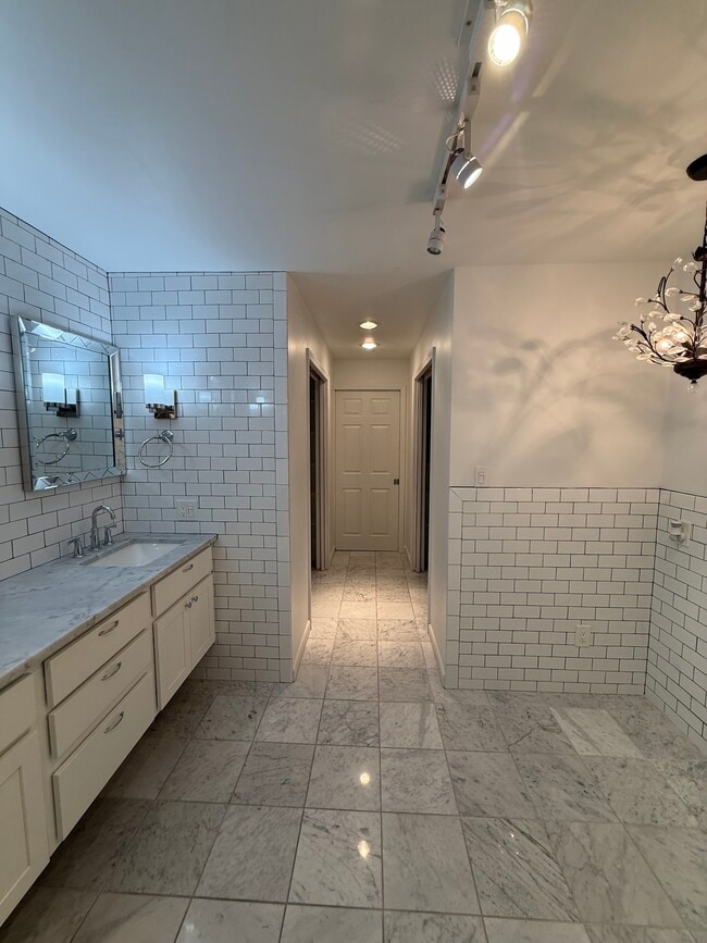 Building Photo - 4444 Lindell Blvd