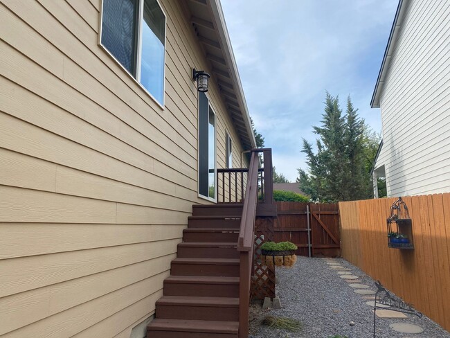 Building Photo - 3 Bedroom home in quiet neighborhood