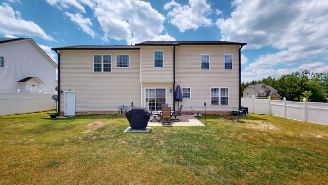 Building Photo - Overhills Creek Charmer