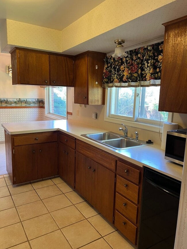 Building Photo - Charming 4-Bed, 1.5-Bath Home on the Outsk...
