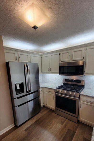 Building Photo - 6525 Blossomwood Cir NE