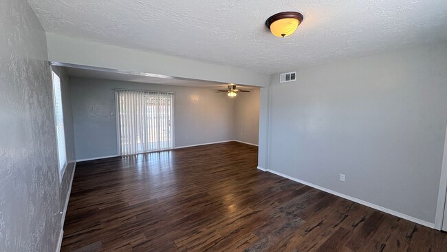 Building Photo - 305 Swinging Spear Rd