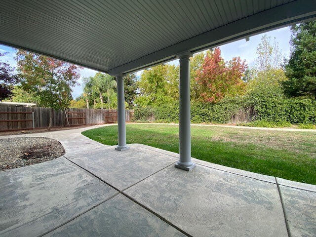 Building Photo - Beautiful and spacious 3-bedroom, 2.5-bathroom home with loft/den in E