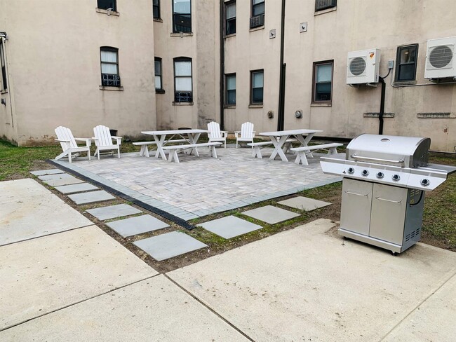 Building Photo - 264 9th St