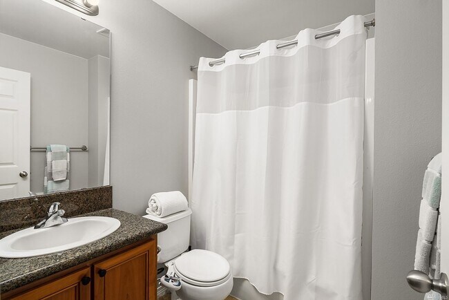 Building Photo - Renton/Talbot area Townhome in gated community!  3 bedroom 3.5 bathroom. Available NOW!!