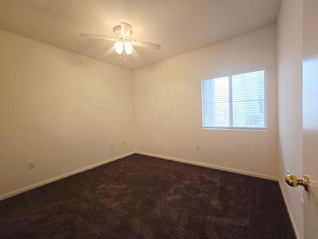 Building Photo - BEAUTIFUL 2 BEDROOM / 2 BATH LOWER LEVEL C...