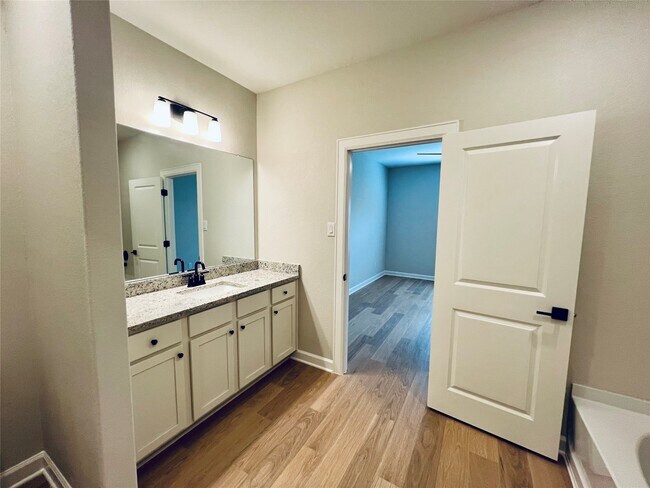 Building Photo - 3085 Sorrento Hl Dr