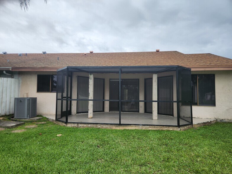 Building Photo - 9712 Saratoga Park Ct