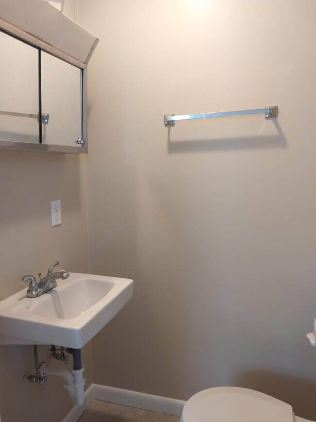 Building Photo - 137 Prentice St