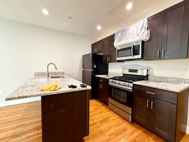 Building Photo - 17 Plymouth St