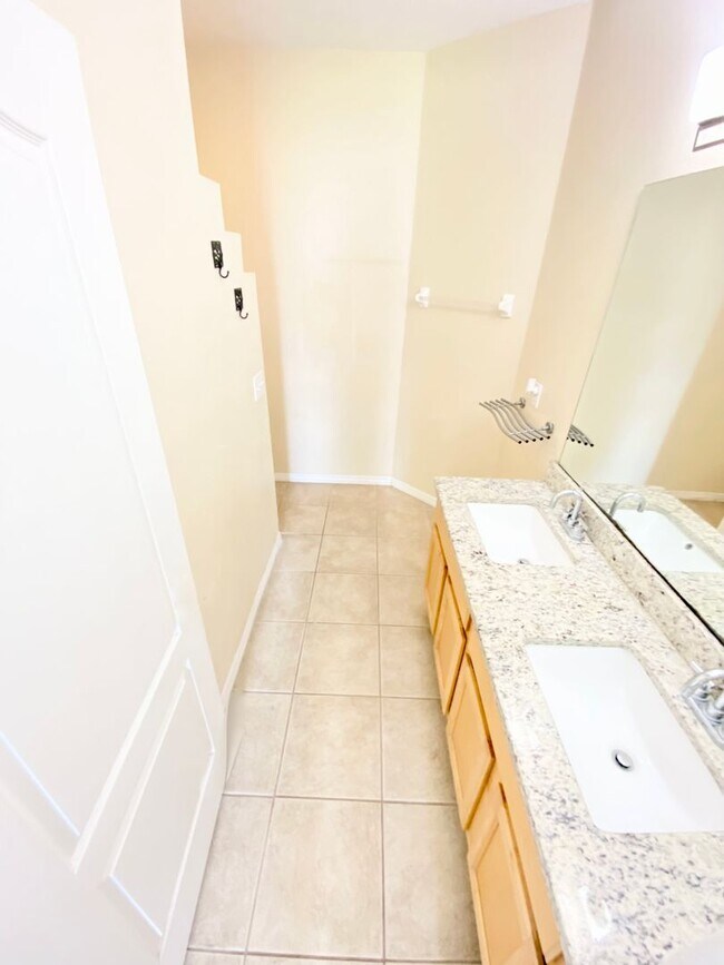 Building Photo - Stunning Lake View Home in Waterside Estate!