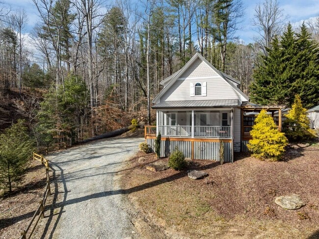 Building Photo - 251 Landwood Ln