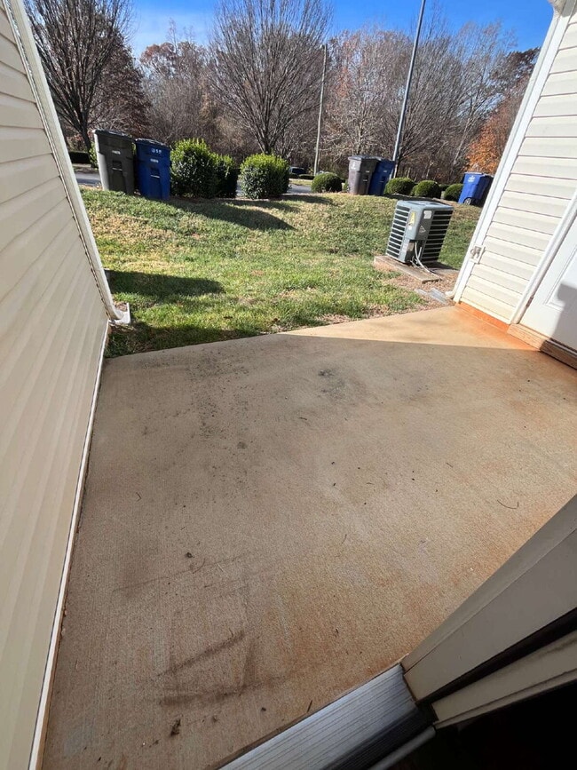 Building Photo - "Charming 2-Bedroom Townhouse Retreat with 2.5 Baths in Kernersville!"