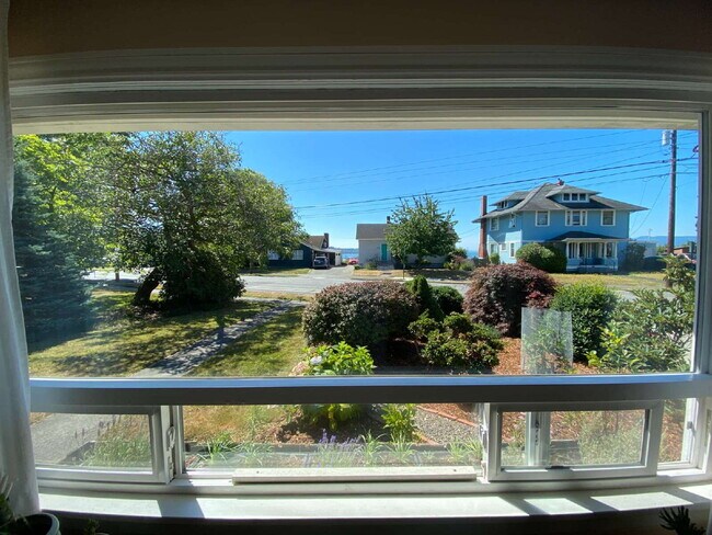 Building Photo - Charming 3-Bedroom Home with Massive Detac...