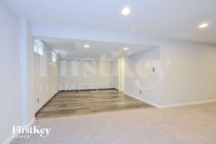 Building Photo - 7 St Valery Ct