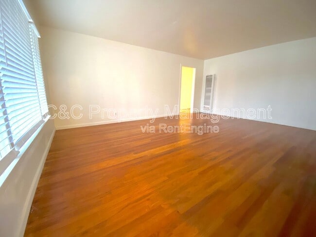 Building Photo - 429 Reindollar Ave