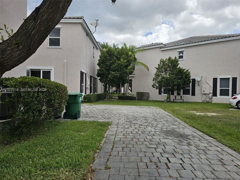Building Photo - 9530 SW 171st Ct