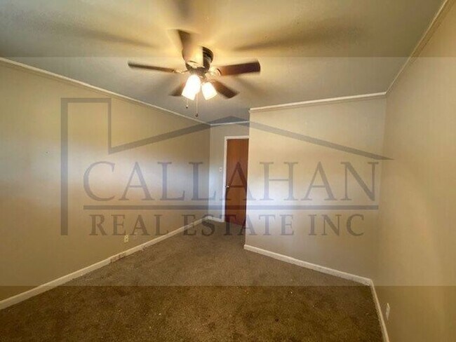 Building Photo - Close to UALR 3 bed 2 bath