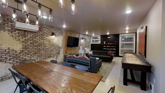 Building Photo - 4780 SE Milwaukie Ave