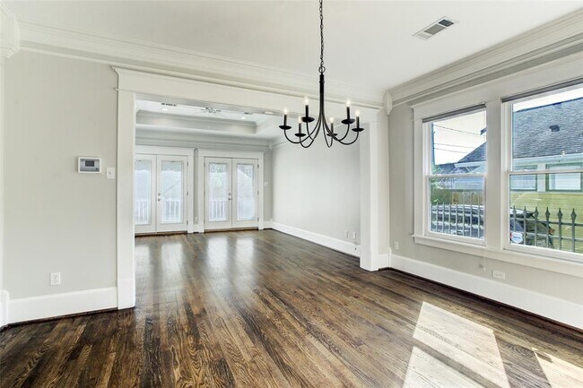 Building Photo - 1124 E 16th St