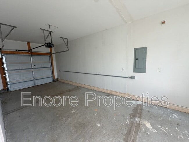 Building Photo - 912 Custom Oak Ln