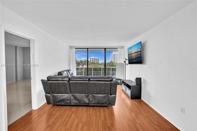 Building Photo - 3675 N Country Club Dr