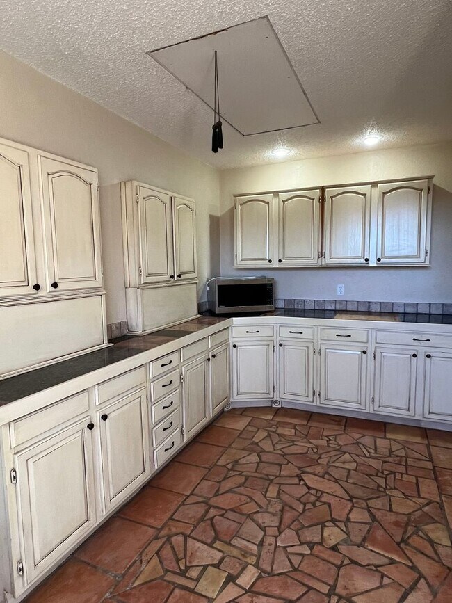 Building Photo - ** Spacious Retreat in Terra Estates II **