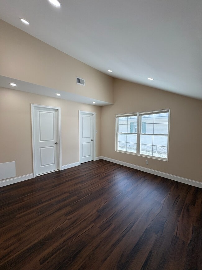 Building Photo - 516 Delaware Ave