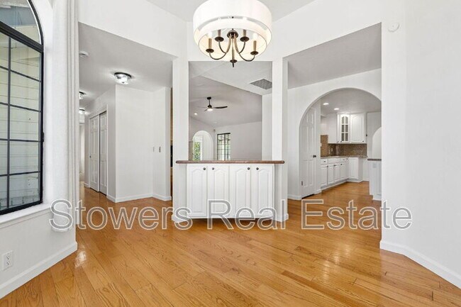Building Photo - 1121 Douglas Ct