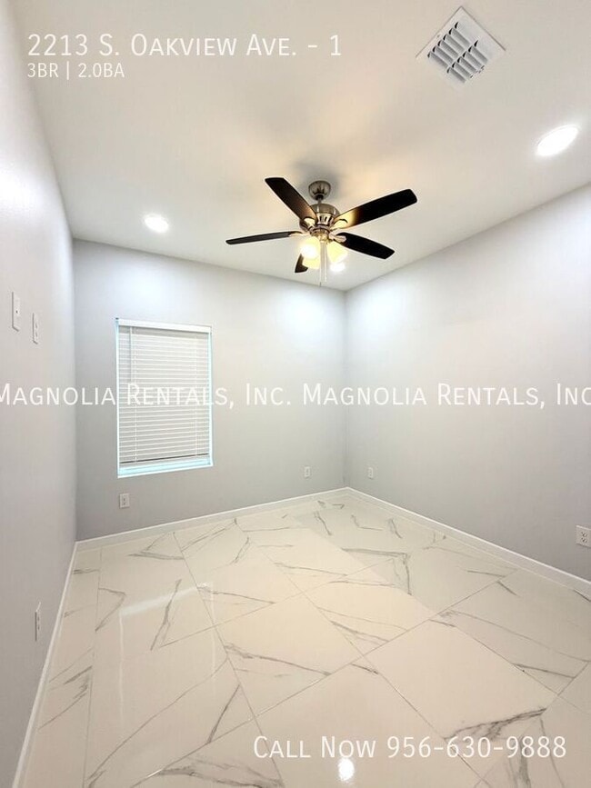 Building Photo - 2213 S Oakview Dr