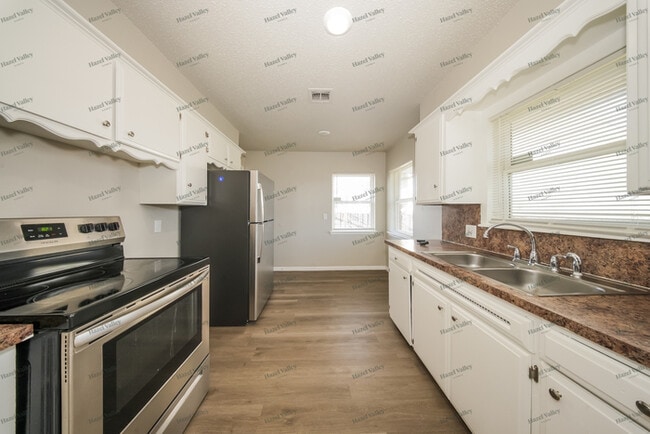 Building Photo - 5910 S Ross Ave